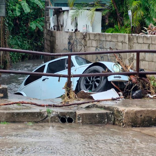 Corriente Arrastra Auto a un Canal en Tampico